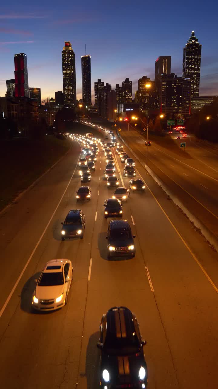 亚特兰大，乔治亚城天际线和高速公路在尖峰时刻，日落夜幕降临，时间推移，垂直视频视频下载