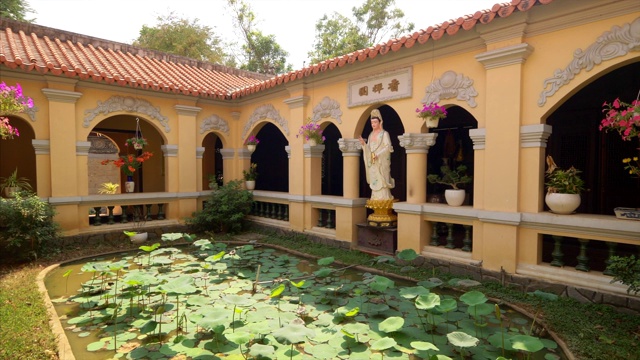 走过胡志明附近的海松塔寺庙门口，越南视频下载