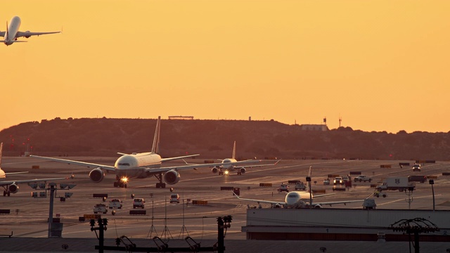 LS联合航空公司的喷气式客机从登机口滑行并转弯进入跑道等待起飞，其中一架飞机起飞并迅速上升到空中视频素材