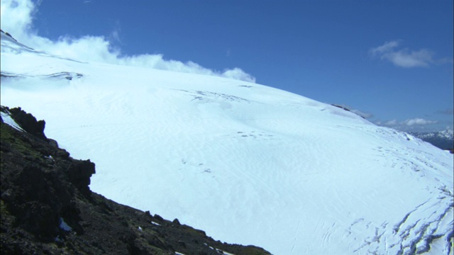 在巴塔哥尼亚，一支登山队徒步穿越积雪的冰川。视频素材