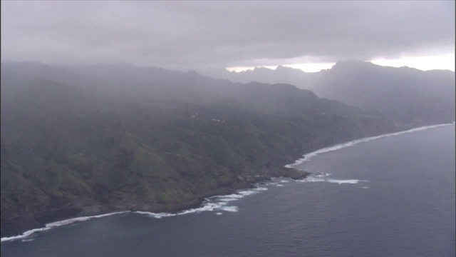 薄雾笼罩着多山的海岸。视频素材