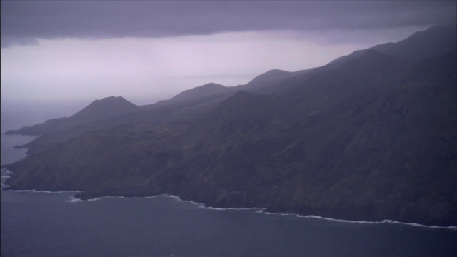 乌云聚集在多山的海岸上。视频素材