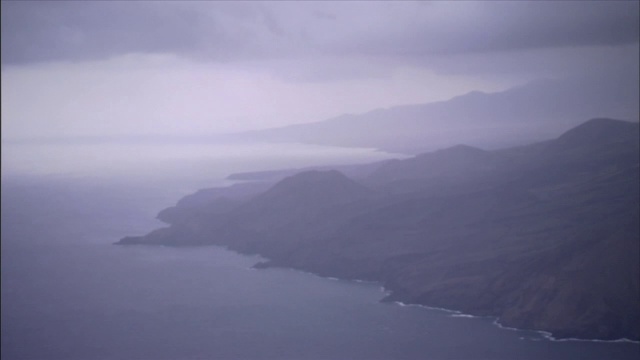 大雾笼罩着多山的海岸。视频素材