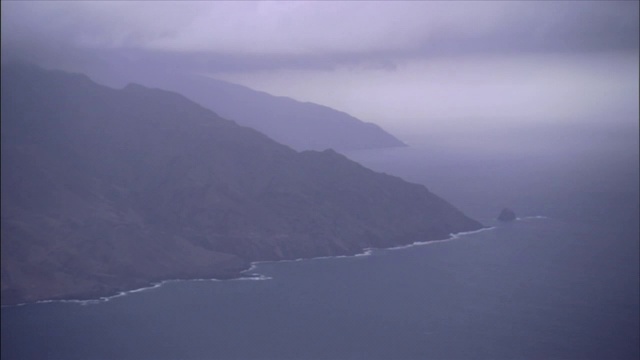 暴风雨的乌云笼罩在多山的海岸上空。视频素材