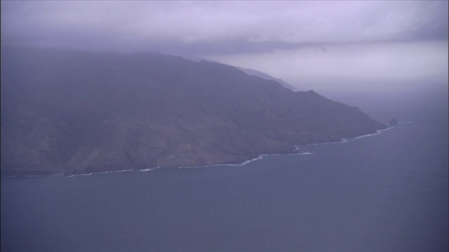 暴风雨的乌云笼罩在多山的海岸上空。视频素材