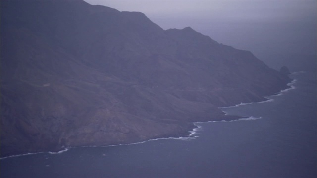 暴风雨的乌云笼罩在多山的海岸上空。视频素材