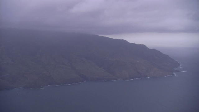 暴风雨云层在多山的海岸上空降低。视频素材