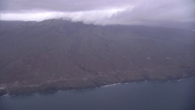 暴风雨云层在多山的海岸线上空降低。视频素材