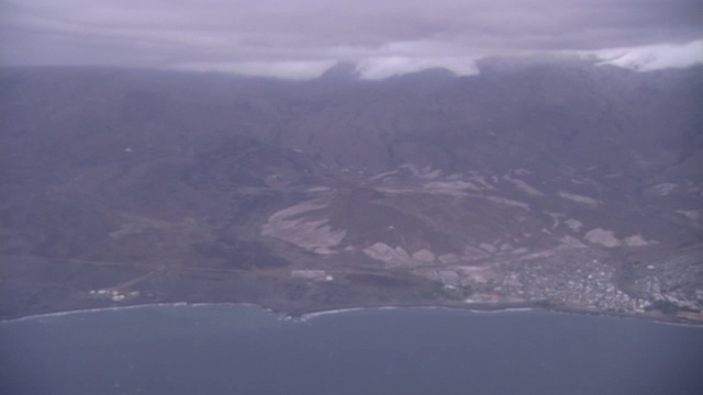 风暴云在多山的海岸和社区上空下降。视频素材