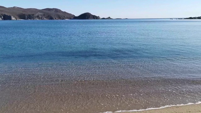 海景与平静湾的景色。视频素材