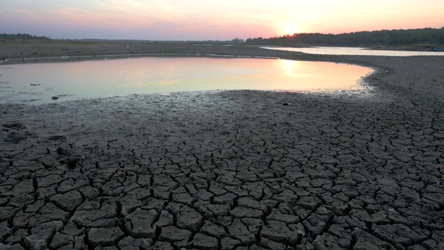 鸟瞰图拍摄。气候变化和干旱土地，水危机和全球变暖视频素材