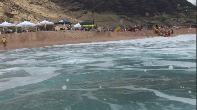 波浪哗哗地向夏威夷海滩冲去。视频素材