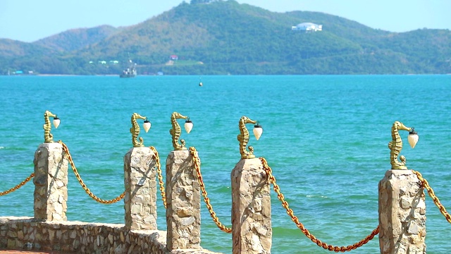 石头栅栏，海马灯，蓝色的大海和岛屿视频素材