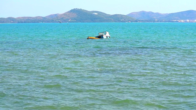 淘金以船沉于海岛为背景视频素材