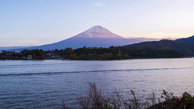 4k时间流逝:日本川口千子湖富士山的日落视频素材