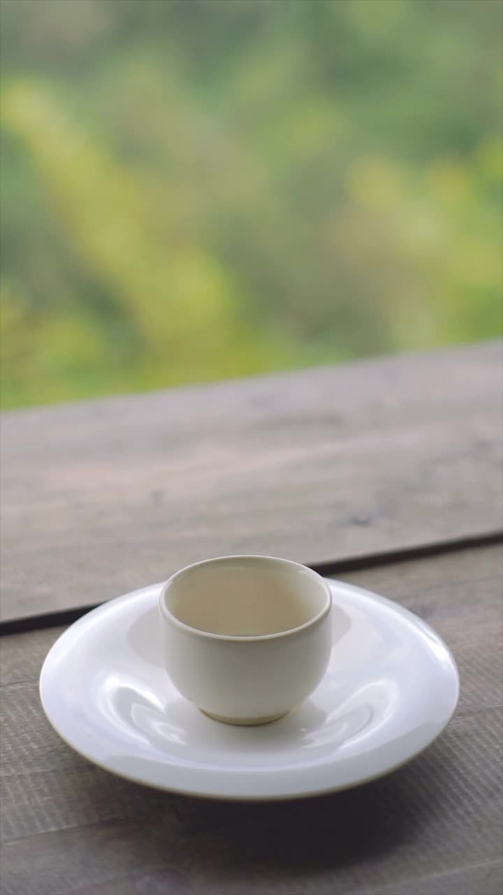 垂直倒热绿茶视频素材