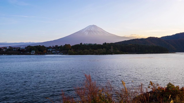 4k时间流逝:日本川口千子湖富士山的日落视频素材