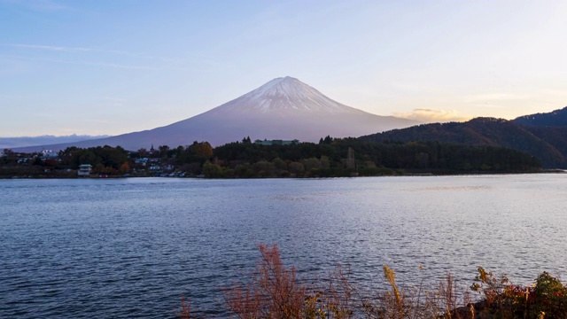 4k时间流逝:日本川口千子湖富士山的日落视频素材