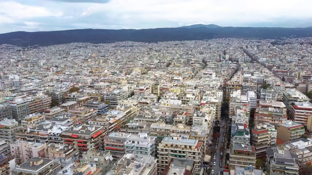 城市环境与建筑鸟瞰图，希腊塞萨洛尼基，由无人机向前推进视频下载