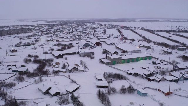 鸟瞰图的村庄在下雪的时间视频素材