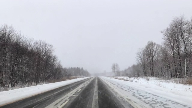 暴风雪期间在高速公路上开车视频素材