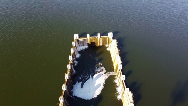 碧蓝多云的天空下的湖水视频素材