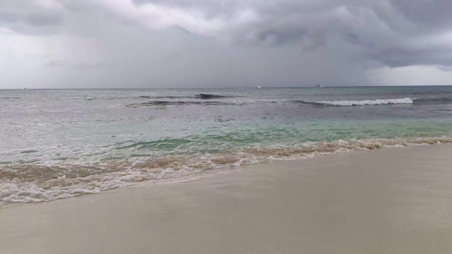 热带海滩与雨4视频素材