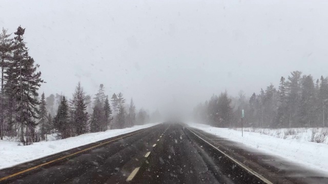 暴风雪期间在高速公路上开车视频素材