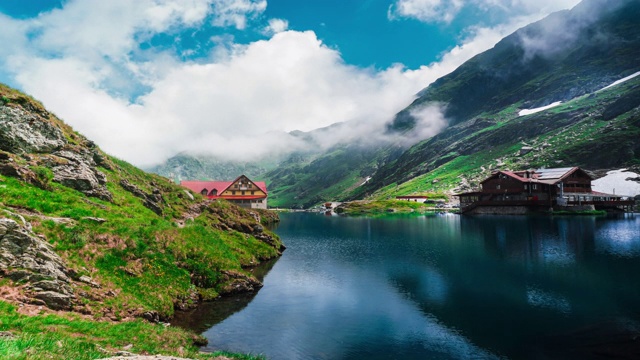 罗马尼亚，transagarasan, SIBIU - 2019年8月15日美丽的湖时间推移视频与山和令人惊讶的云彩和可爱的湖在山顶视频素材