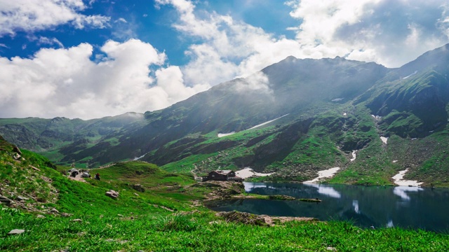 罗马尼亚，transagarasan, SIBIU - 2019年8月15日美丽的湖泊时间流逝视频与山脉和惊人的云。视频素材