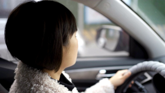 女人在路上开车视频素材