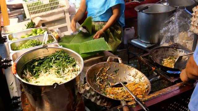 泰国炒粉的亚洲食物视频素材