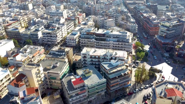 城市环境与建筑鸟瞰图，希腊塞萨洛尼基，由无人机向前推进视频下载