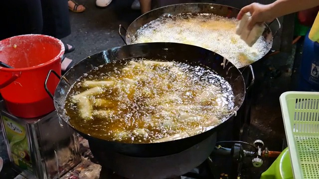 用烹调油油炸食物视频素材