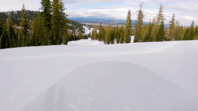 滑雪运动员从斜坡上跳下来的视频视频素材