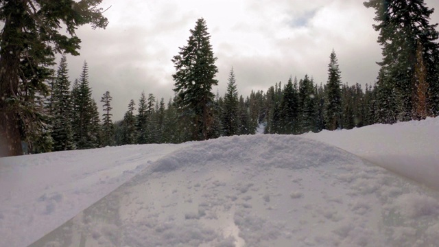 滑雪运动员从斜坡上跳下来的视频视频素材