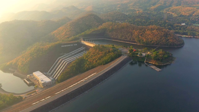 泰国水电电力大坝鸟瞰图，大型发电大坝，大型电力大坝在泰国西部山谷。泰国北碧府的斯利那加林德大坝。视频素材