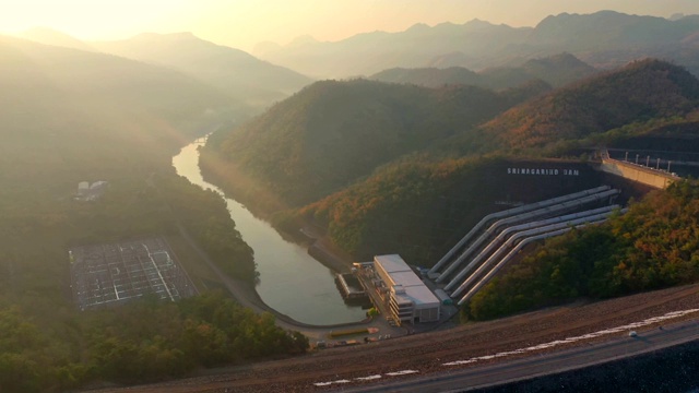 泰国水电电力大坝鸟瞰图，大型发电大坝，大型电力大坝在泰国西部山谷。泰国北碧府的斯利那加林德大坝。视频素材