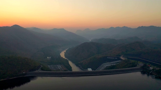 泰国水电电力大坝鸟瞰图，大型发电大坝，大型电力大坝在泰国西部山谷。泰国北碧府的斯利那加林德大坝。视频素材