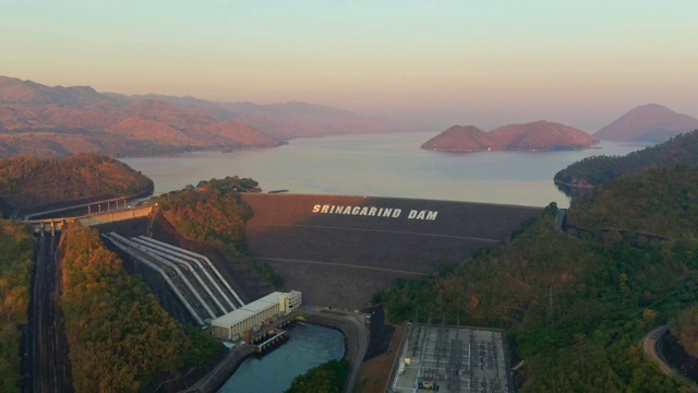 泰国水电电力大坝鸟瞰图，大型发电大坝，大型电力大坝在泰国西部山谷。泰国北碧府的斯利那加林德大坝。视频素材