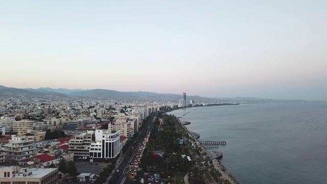 日落时利马索尔海滨长廊的空中全景，塞浦路斯视频素材