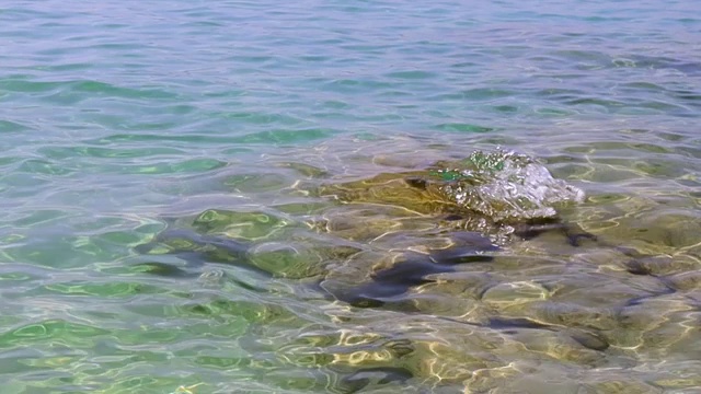 海浪通过水下岩石的慢动作。视频素材