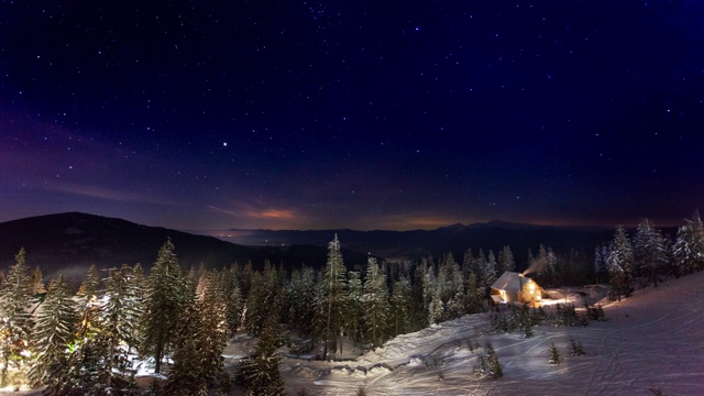 冬天，星星在山上小屋上方移动。乌克兰,喀尔巴阡山脉的视频素材