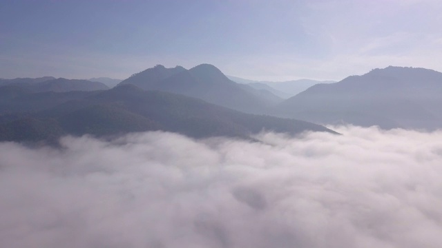 4K:雾中的山脉鸟瞰图视频素材