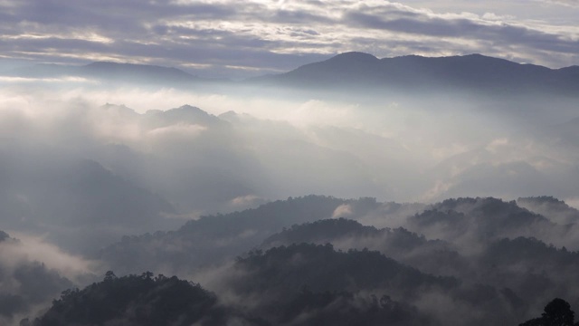 山谷和美丽的云彩在黎明视频素材