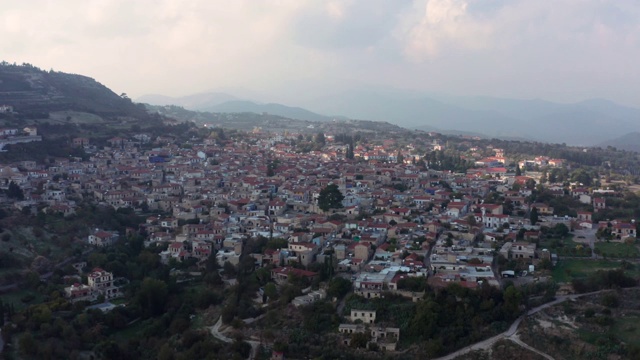 鸟瞰图Pano Lefkara村在拉纳卡区，塞浦路斯。山上著名的古老村庄，橙色的屋顶视频素材