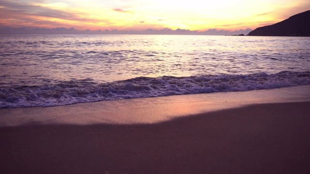 夕阳下的波浪视频素材