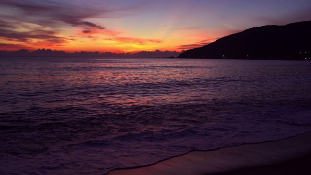 夕阳下的波浪视频素材