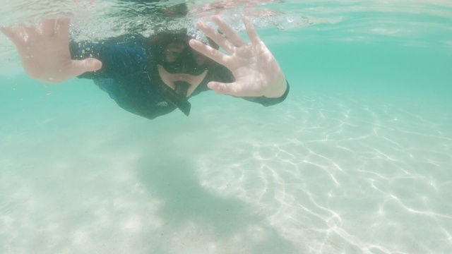 水下年轻女子浮潜在海里玩视频素材