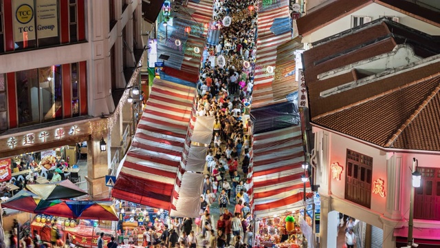 中国新年期间的唐人街，展示了一个繁忙的夜市和拥挤的街道，高处的景色视频素材